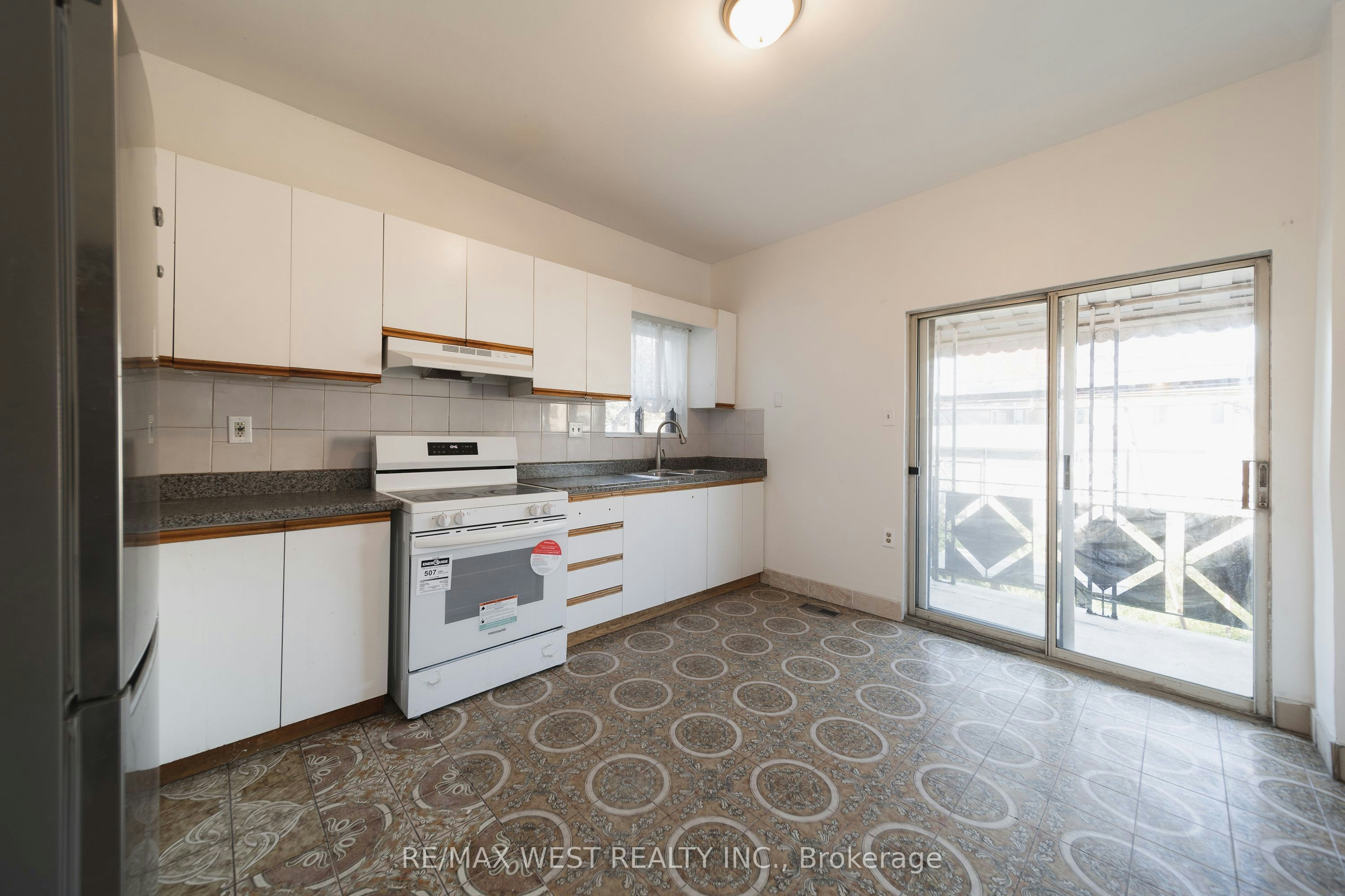 Main-862 Ossington Avenue, Toronto, ON, M6G 3V1 - 10