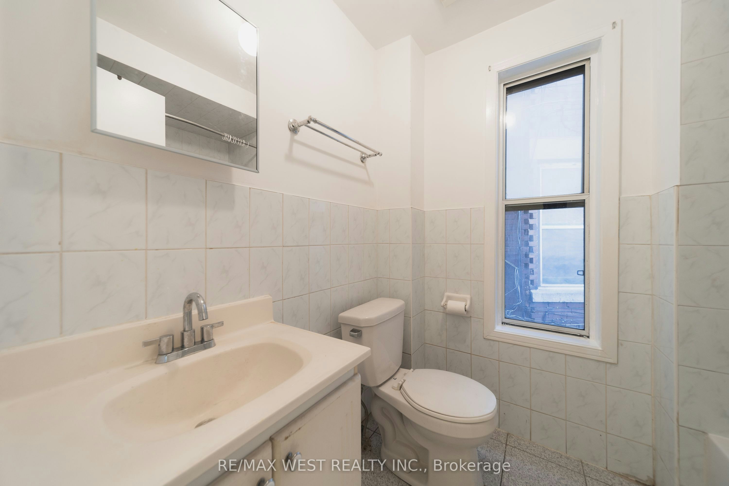 Main-862 Ossington Avenue, Toronto, ON, M6G 3V1 - 7