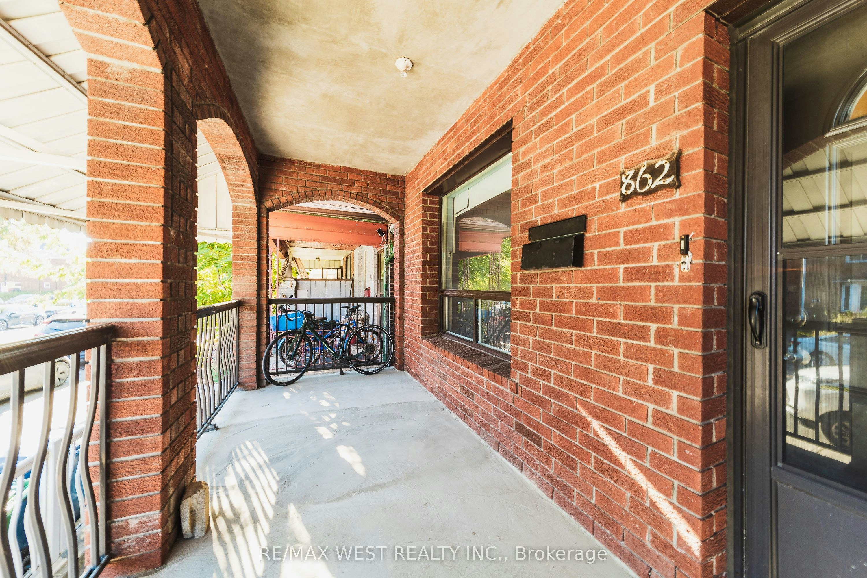 Main-862 Ossington Avenue, Toronto, ON, M6G 3V1 - 2