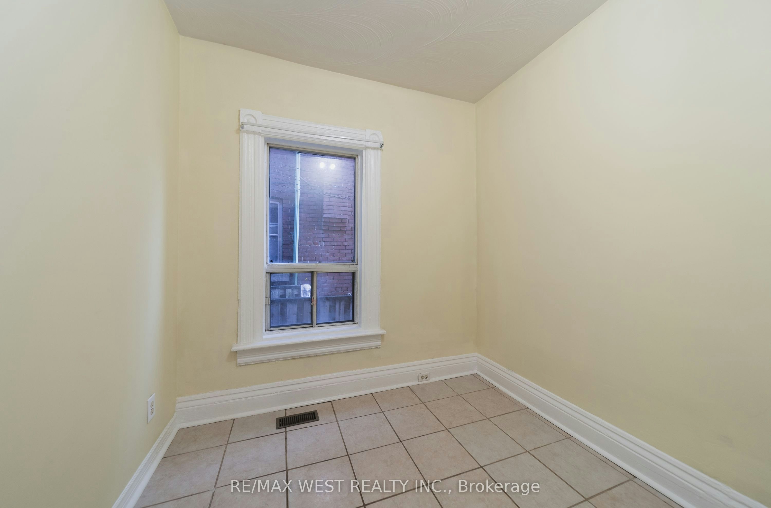 Main-862 Ossington Avenue, Toronto, ON, M6G 3V1 - 9