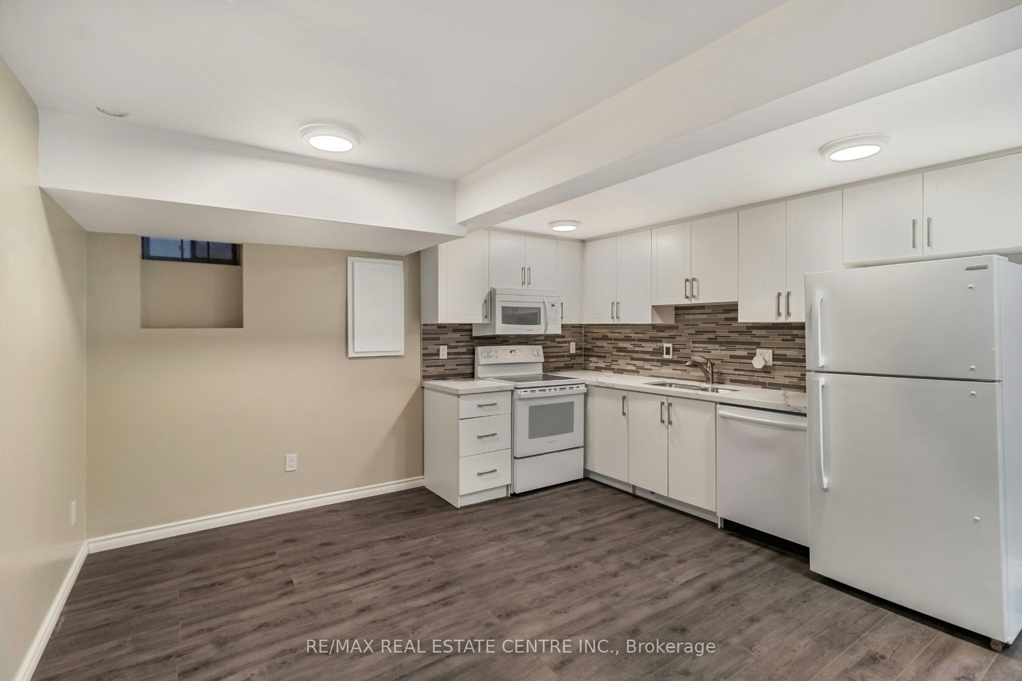 5 Rutherford Avenue, Toronto, ON, M6M 2C5 - 3