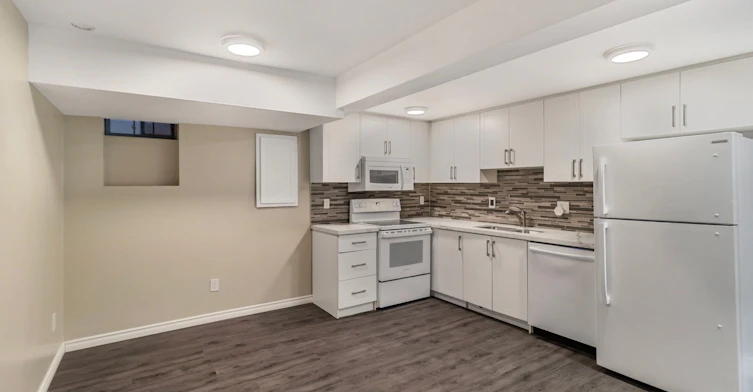 5 Rutherford Avenue, Toronto, ON, M6M 2C5 - 3