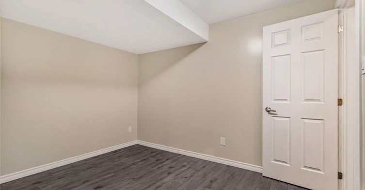 5 Rutherford Avenue, Toronto, ON, M6M 2C5 - 6