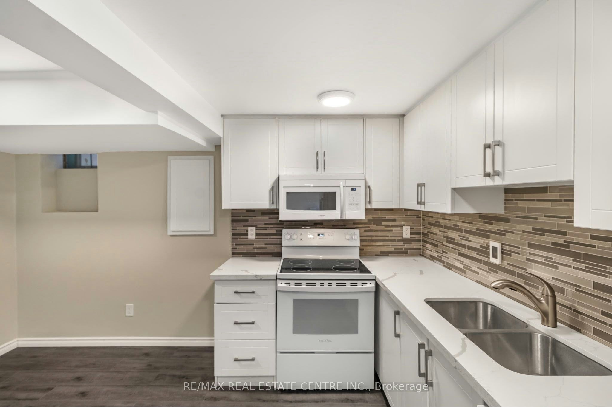 5 Rutherford Avenue, Toronto, ON, M6M 2C5 - 4