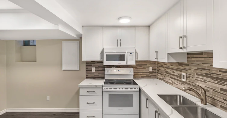 5 Rutherford Avenue, Toronto, ON, M6M 2C5 - 4
