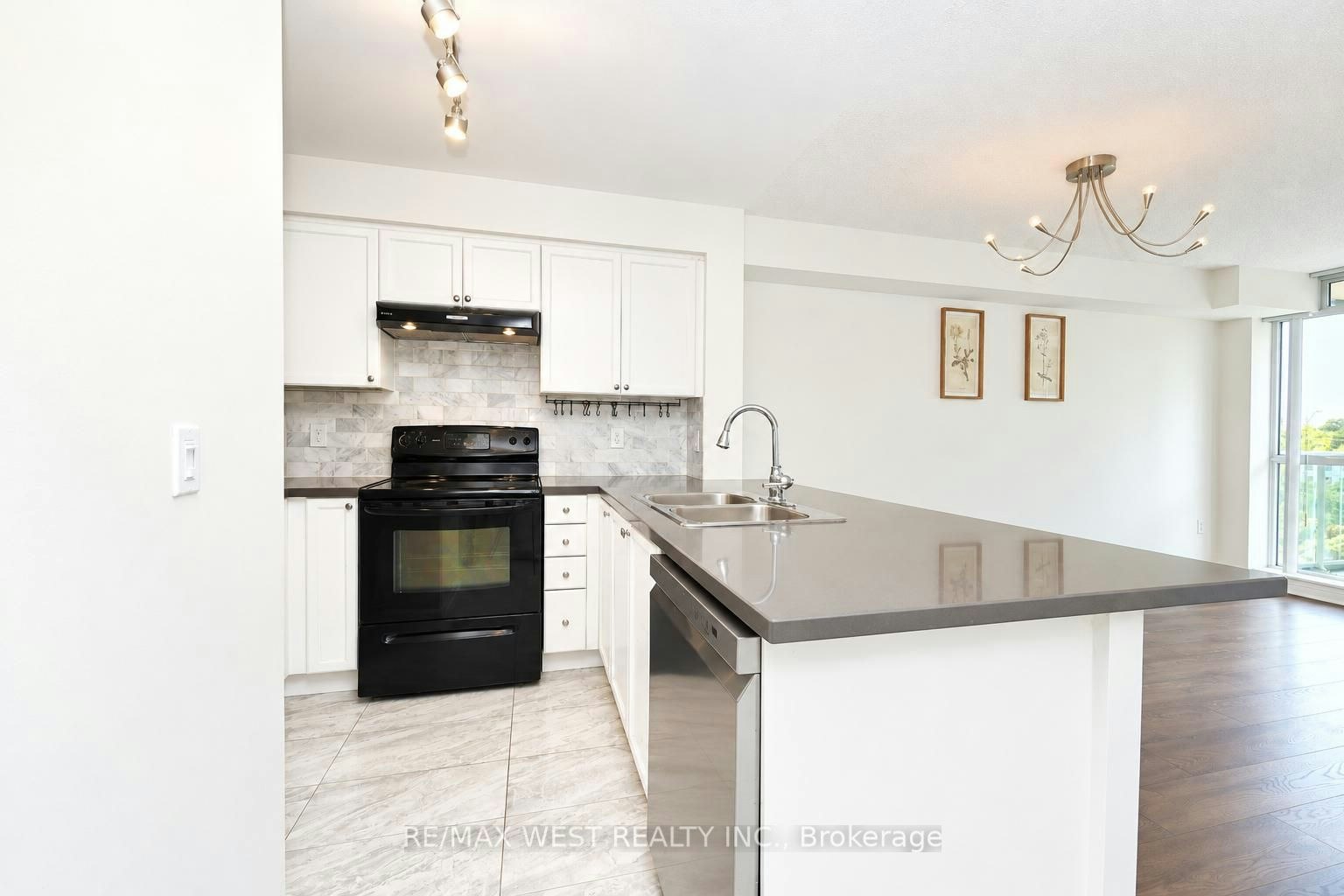 604-15 Michael Power Place, Toronto, ON, M9A 5G4 - 5