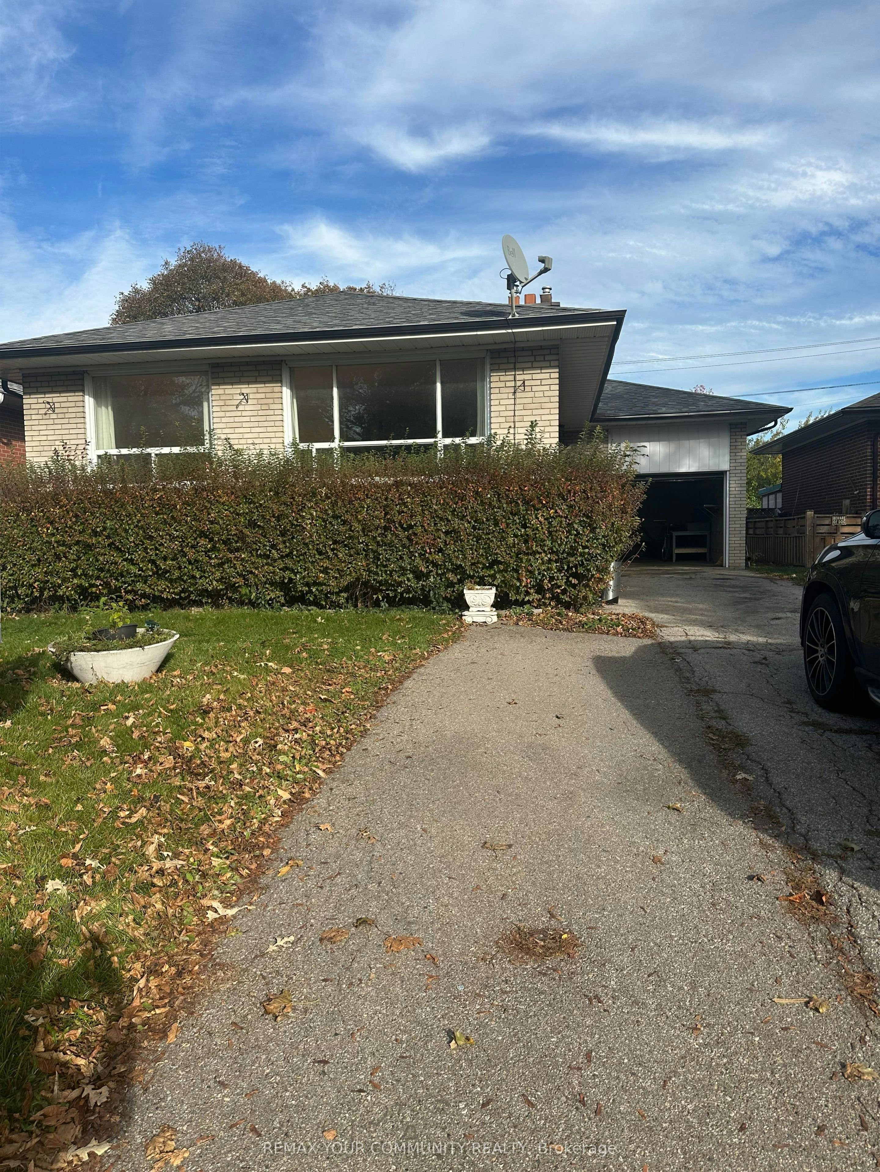 33 Aikenhead Road, Toronto, ON, M9R 2Z1