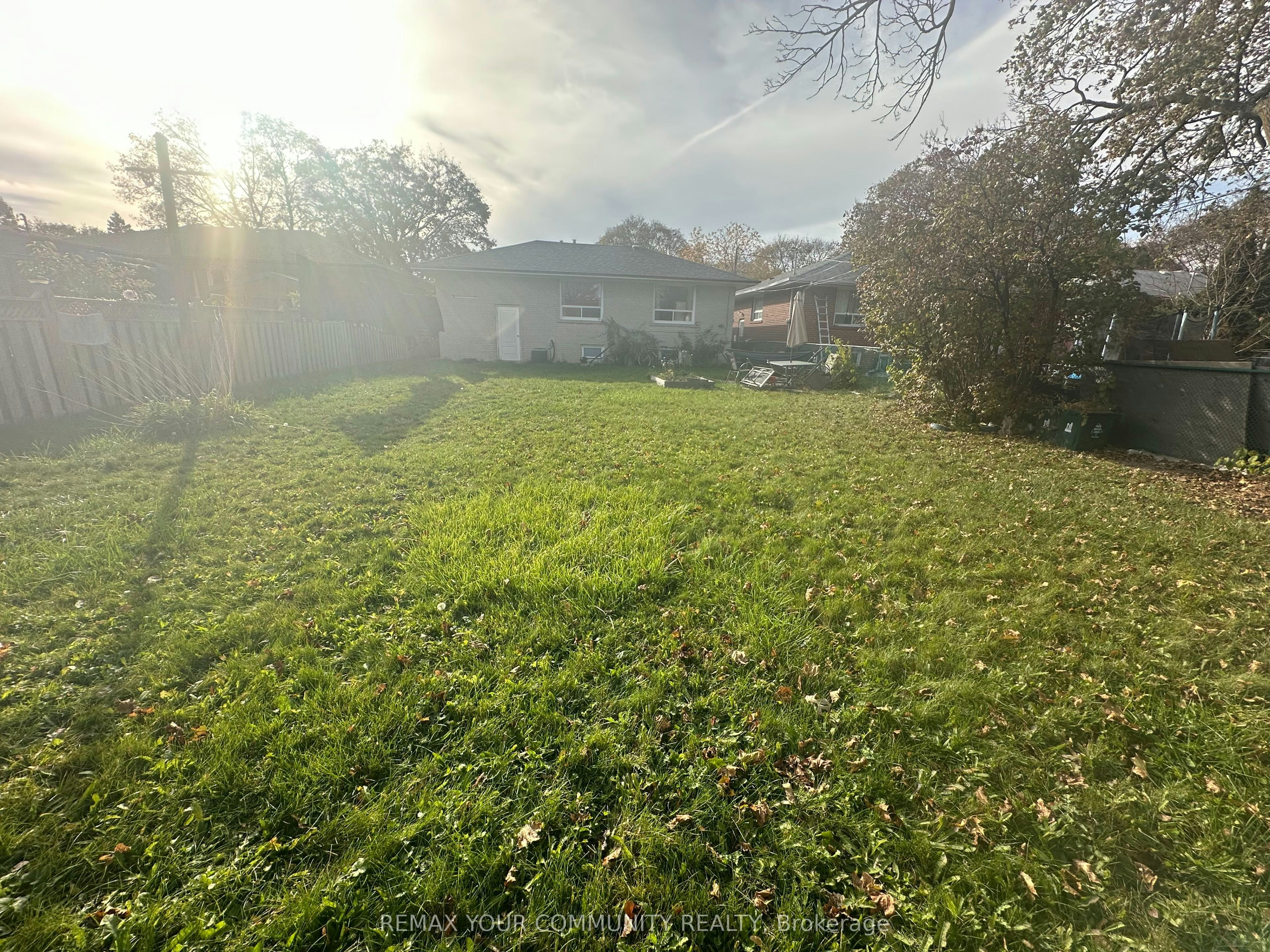 33 Aikenhead Road, Toronto, ON, M9R 2Z1 - 2