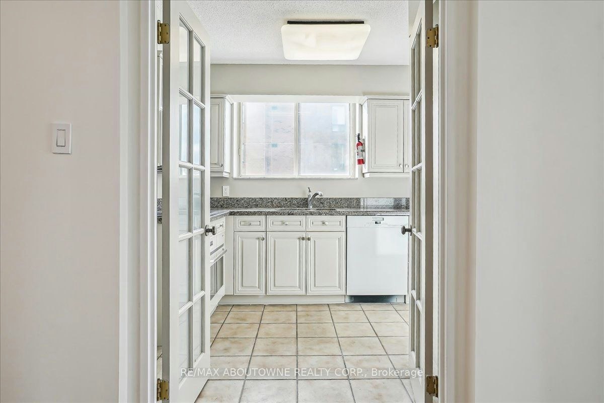 215-221 Robinson Street, Oakville, ON, L6J 7N9 - 16