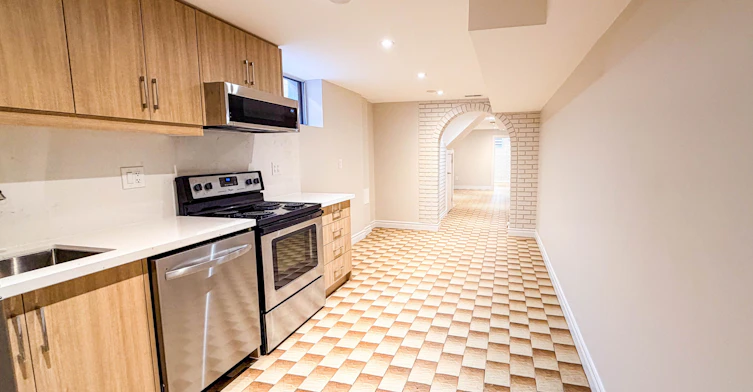 Lower-1077 Glencairn Avenue, Toronto, ON, M6B 2B1 - 5