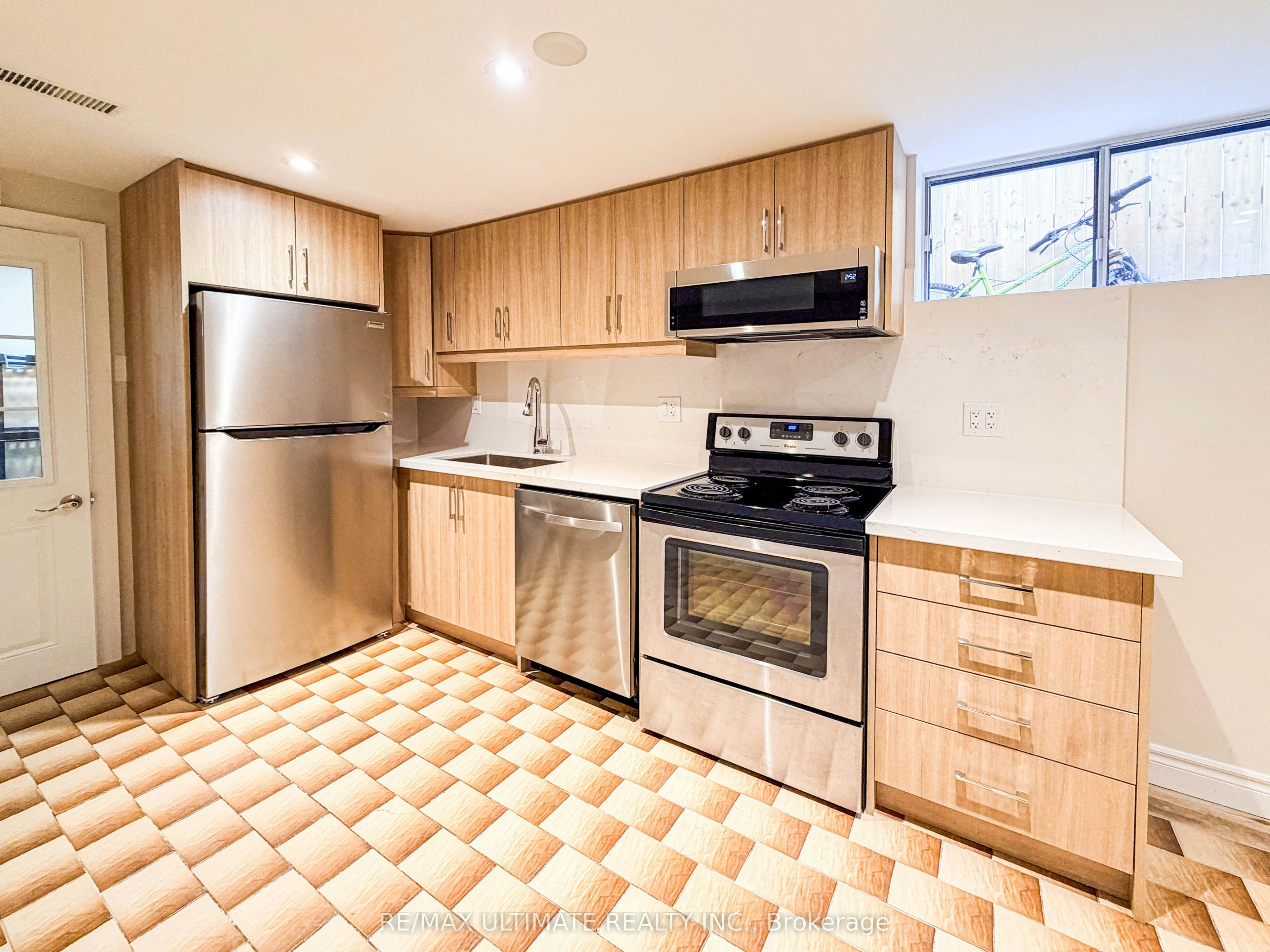 Lower-1077 Glencairn Avenue, Toronto, ON, M6B 2B1 - 4