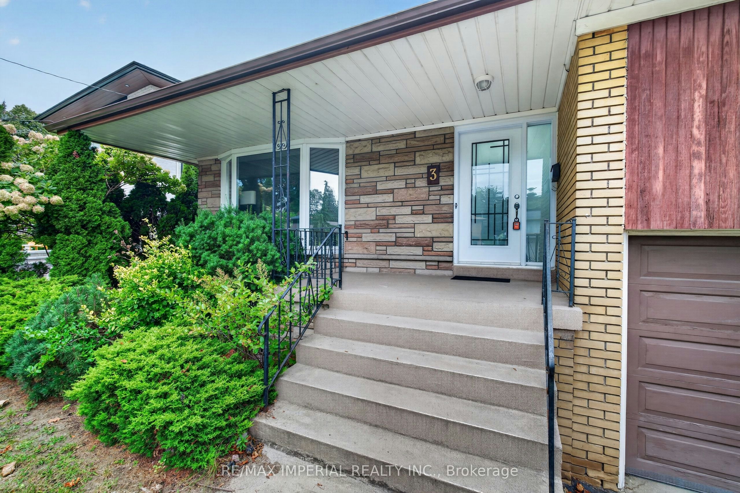 3 Minstrel Drive, Toronto, ON, M8Y 3G3 - 2