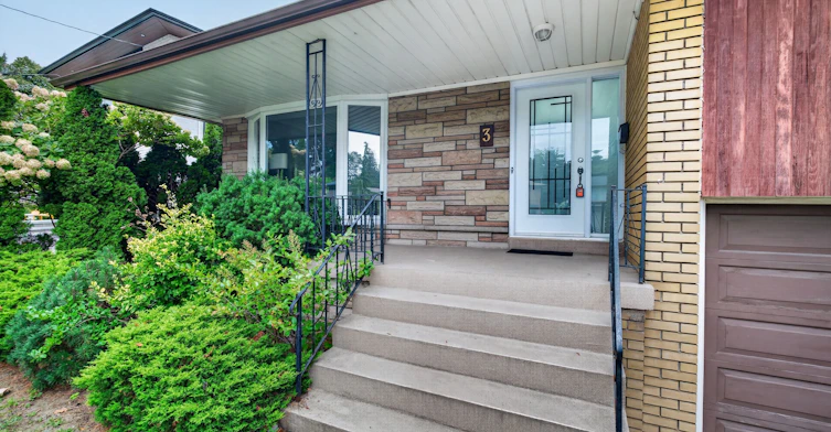 3 Minstrel Drive, Toronto, ON, M8Y 3G3 - 2