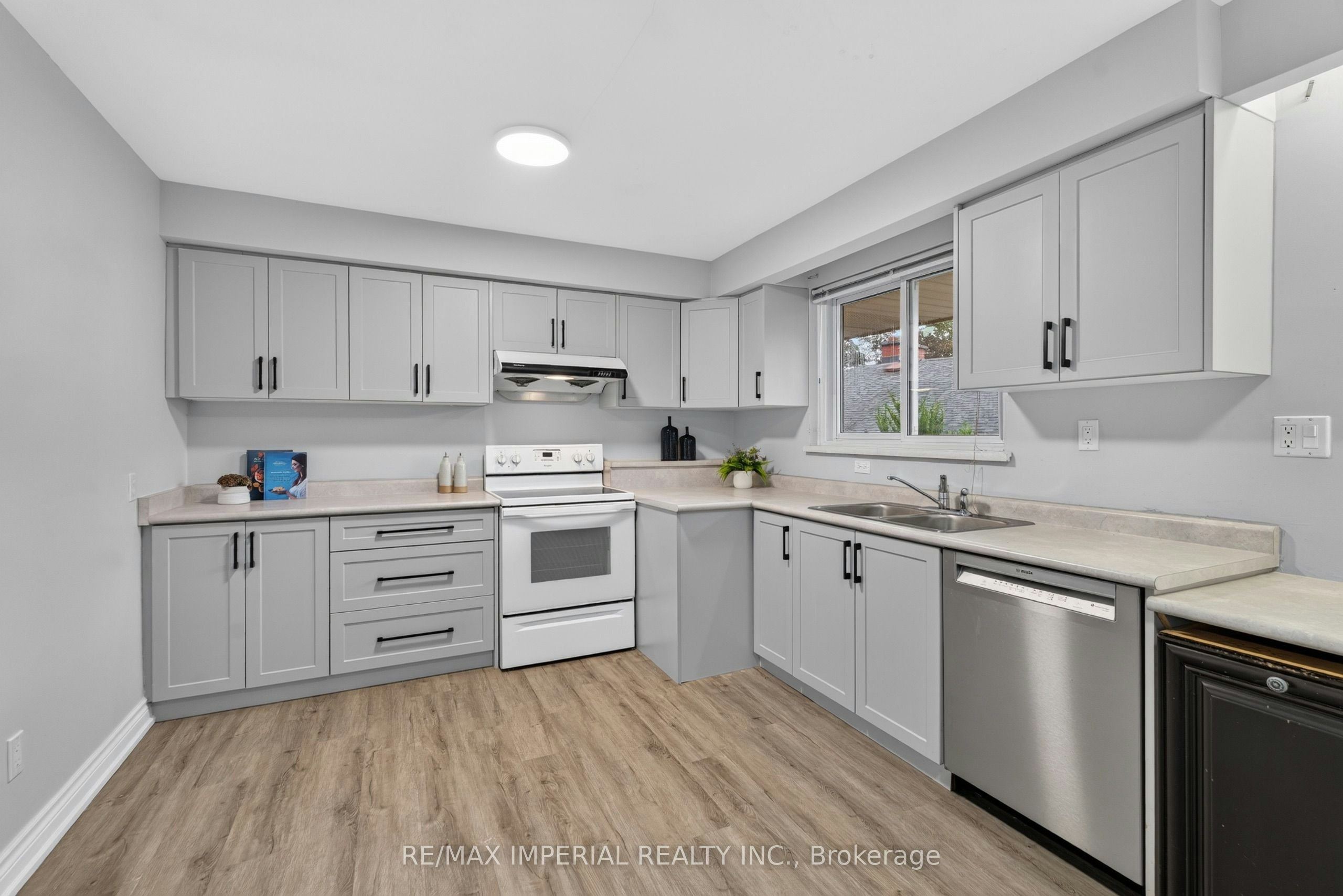 3 Minstrel Drive, Toronto, ON, M8Y 3G3 - 16