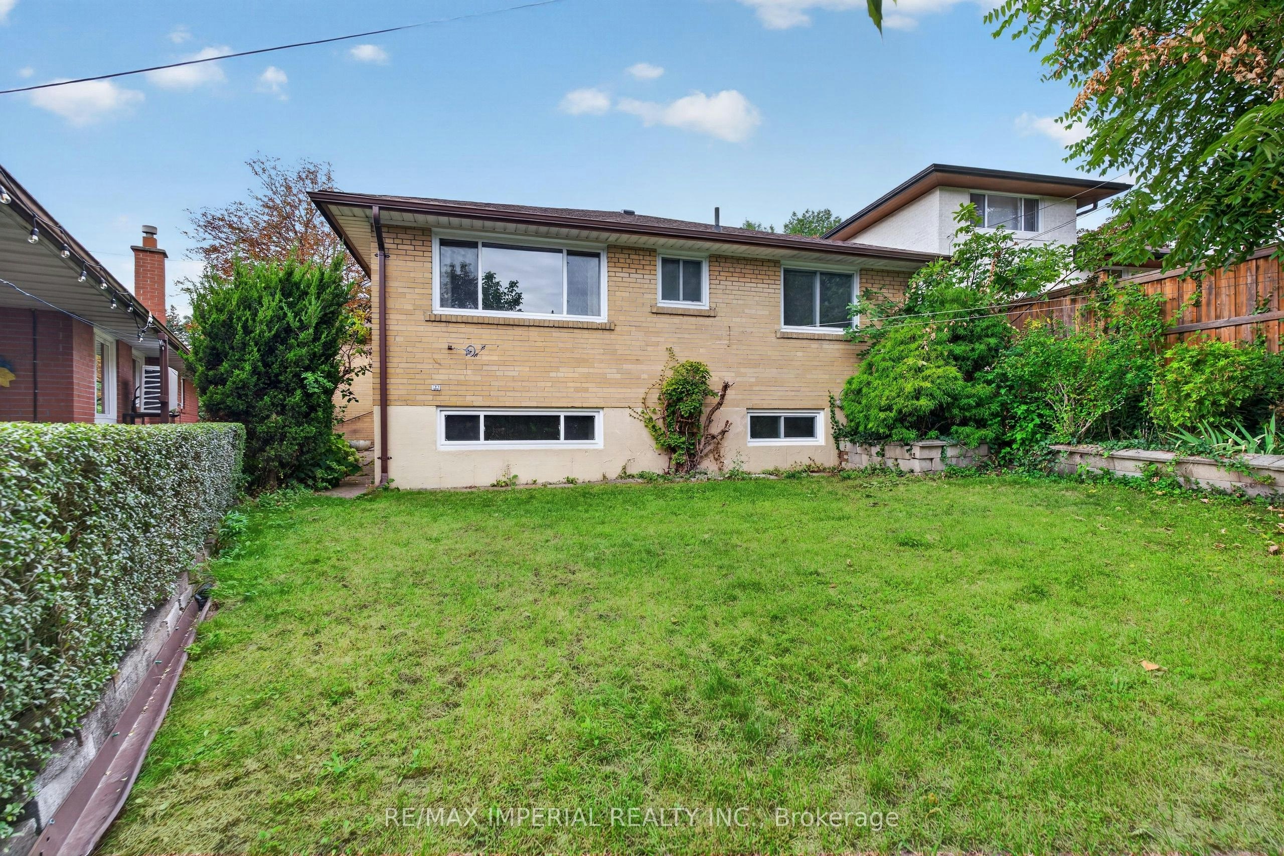 3 Minstrel Drive, Toronto, ON, M8Y 3G3 - 42