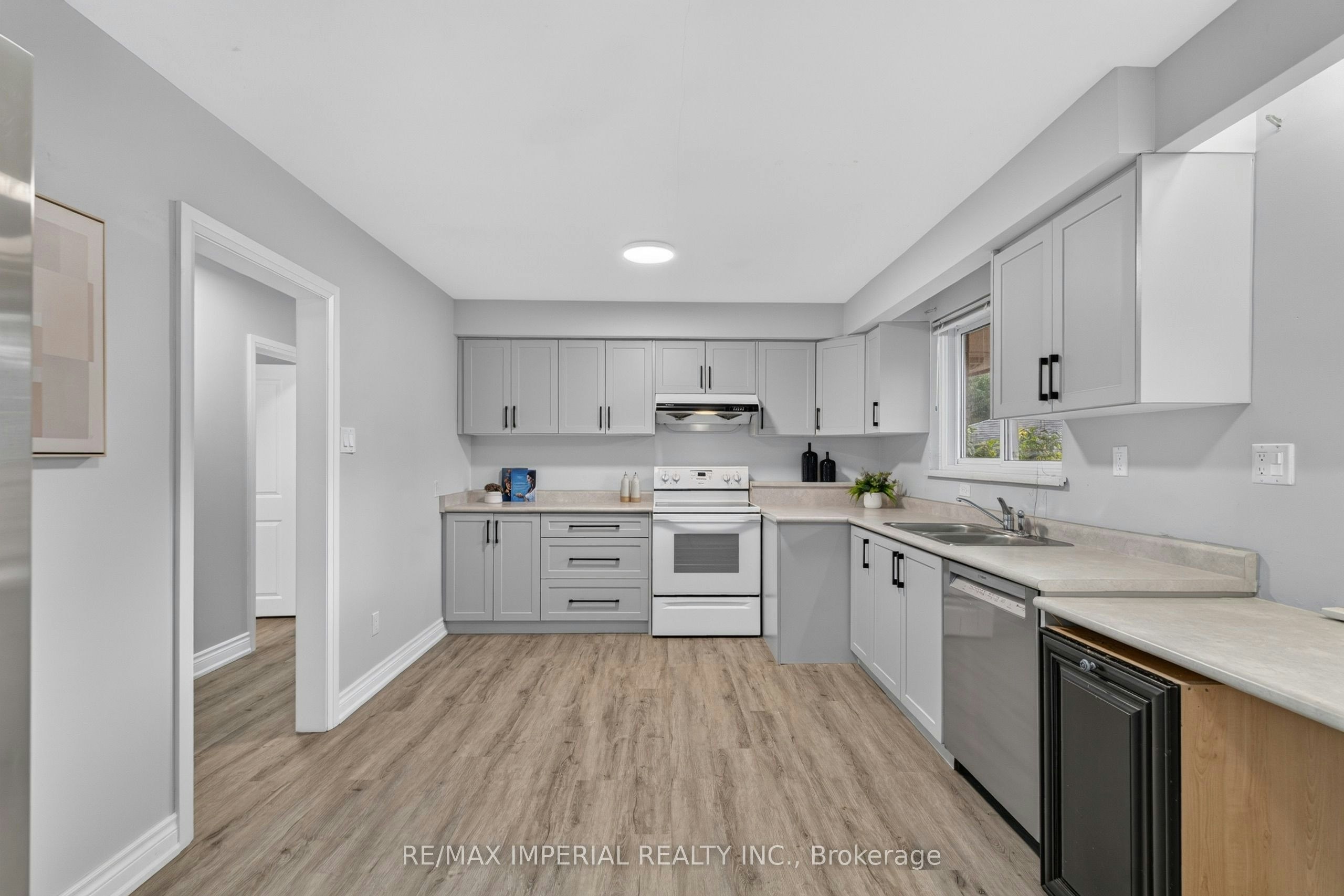 3 Minstrel Drive, Toronto, ON, M8Y 3G3 - 17