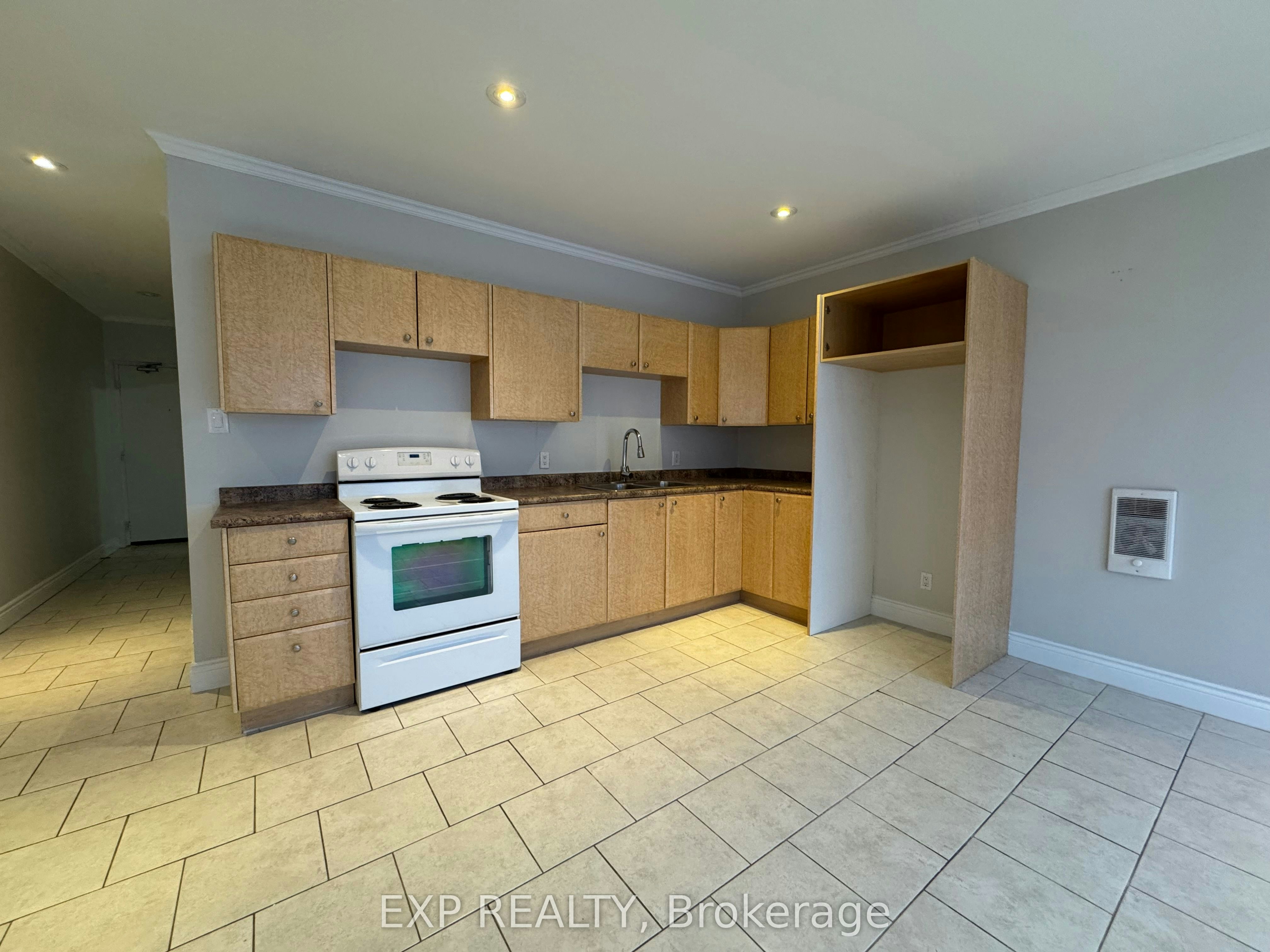 203-258 Lakeshore Road E, Mississauga, ON, L5G 1G9 - 4
