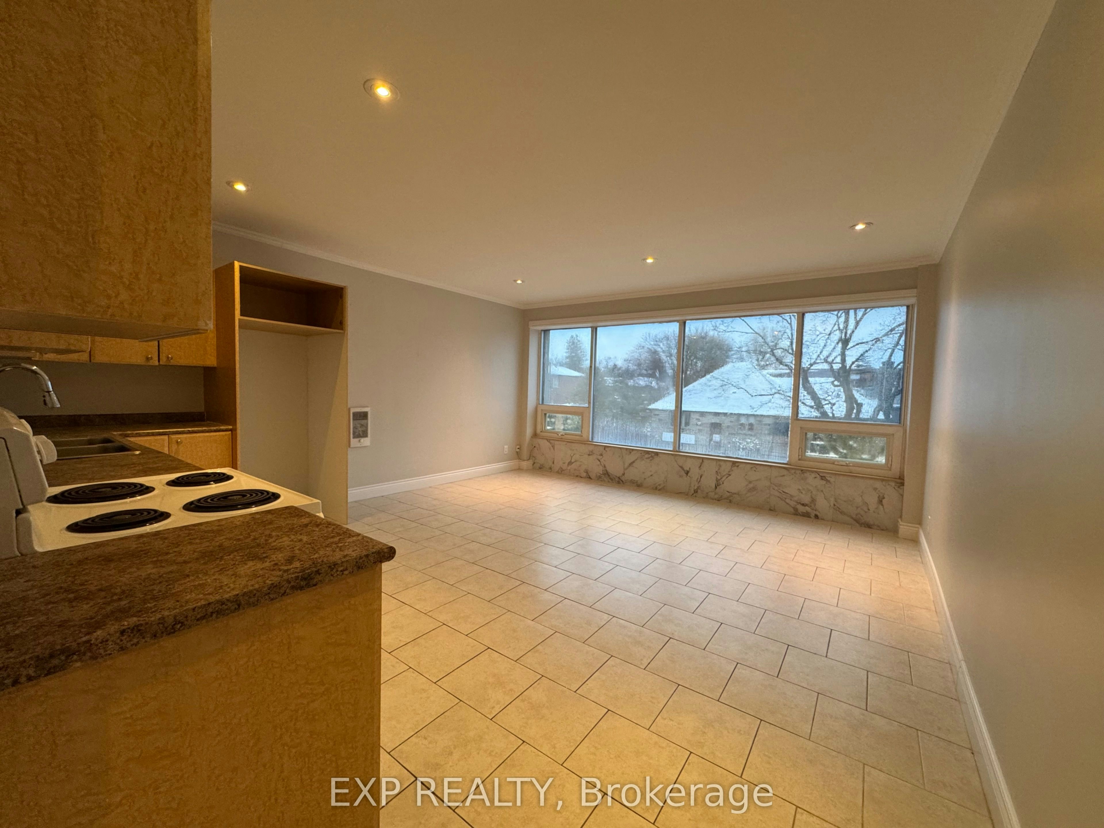 203-258 Lakeshore Road E, Mississauga, ON, L5G 1G9