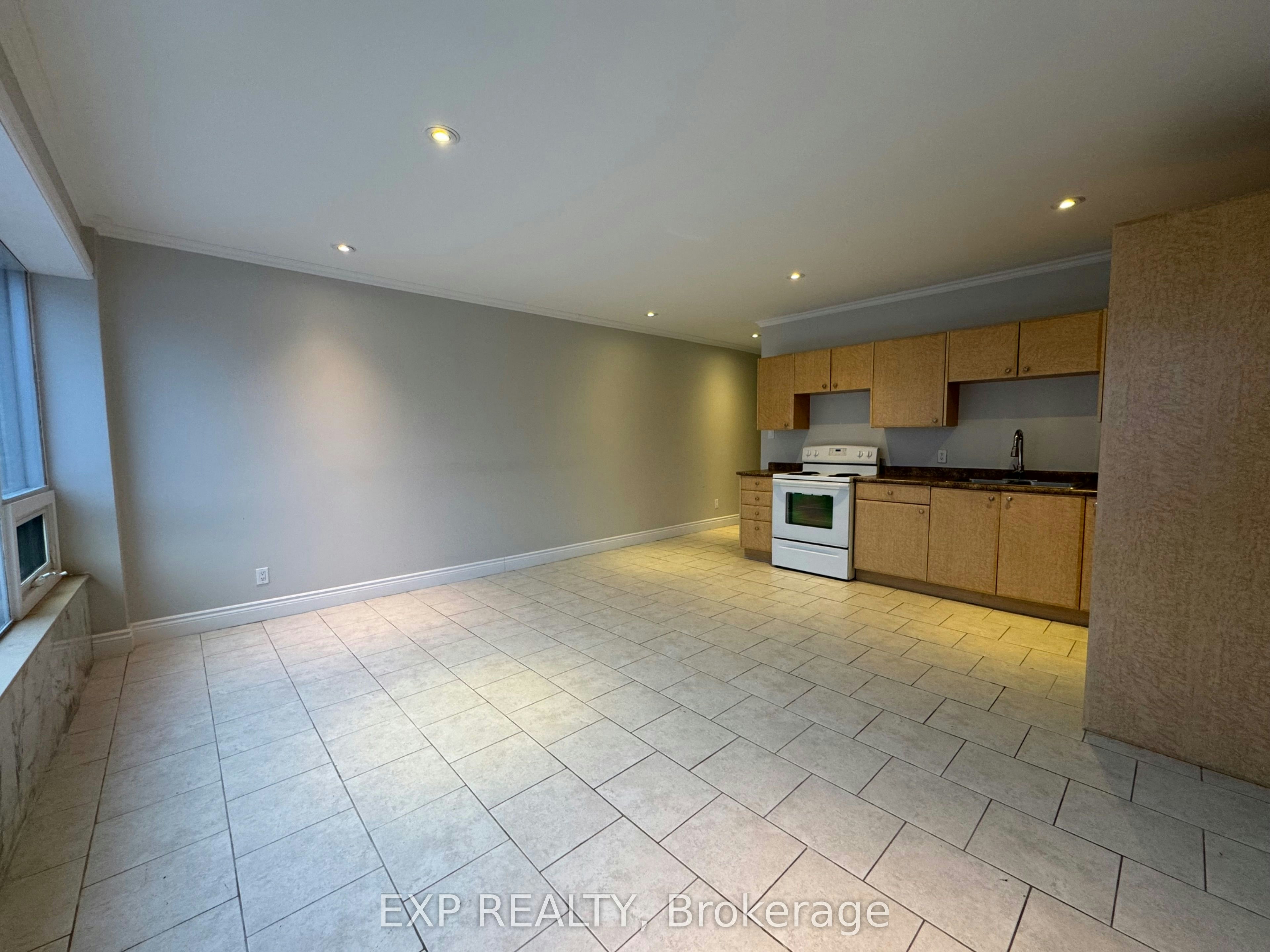 203-258 Lakeshore Road E, Mississauga, ON, L5G 1G9 - 3