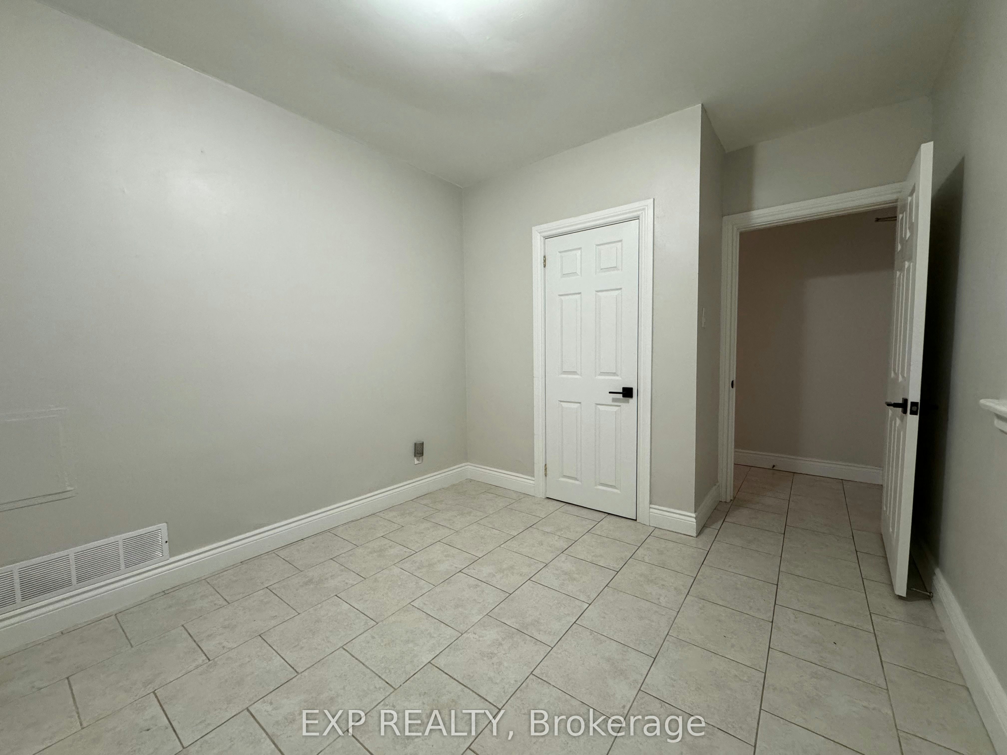 203-258 Lakeshore Road E, Mississauga, ON, L5G 1G9 - 9