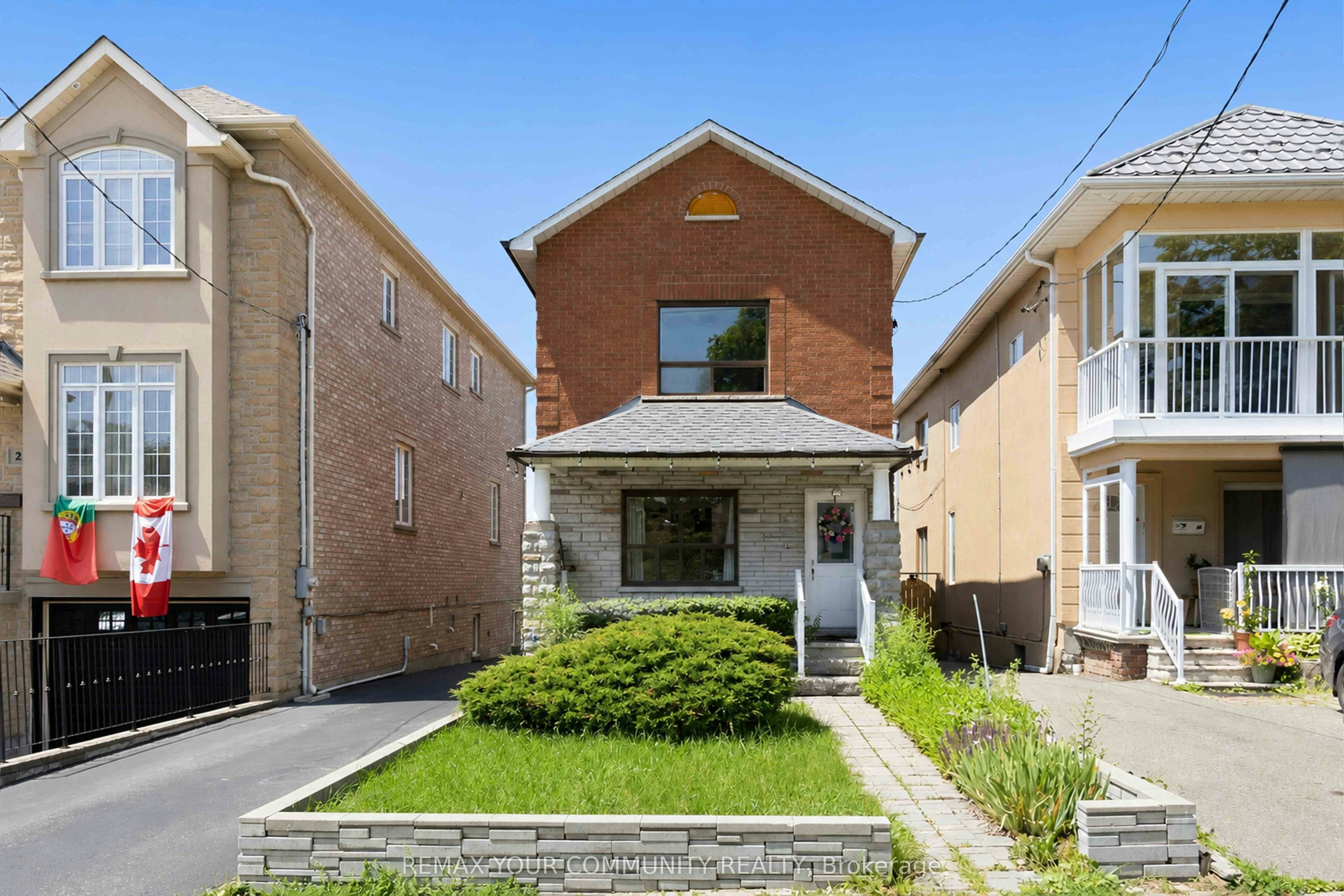 32 Kirknewton Road, Toronto, ON, M6E 3Y1