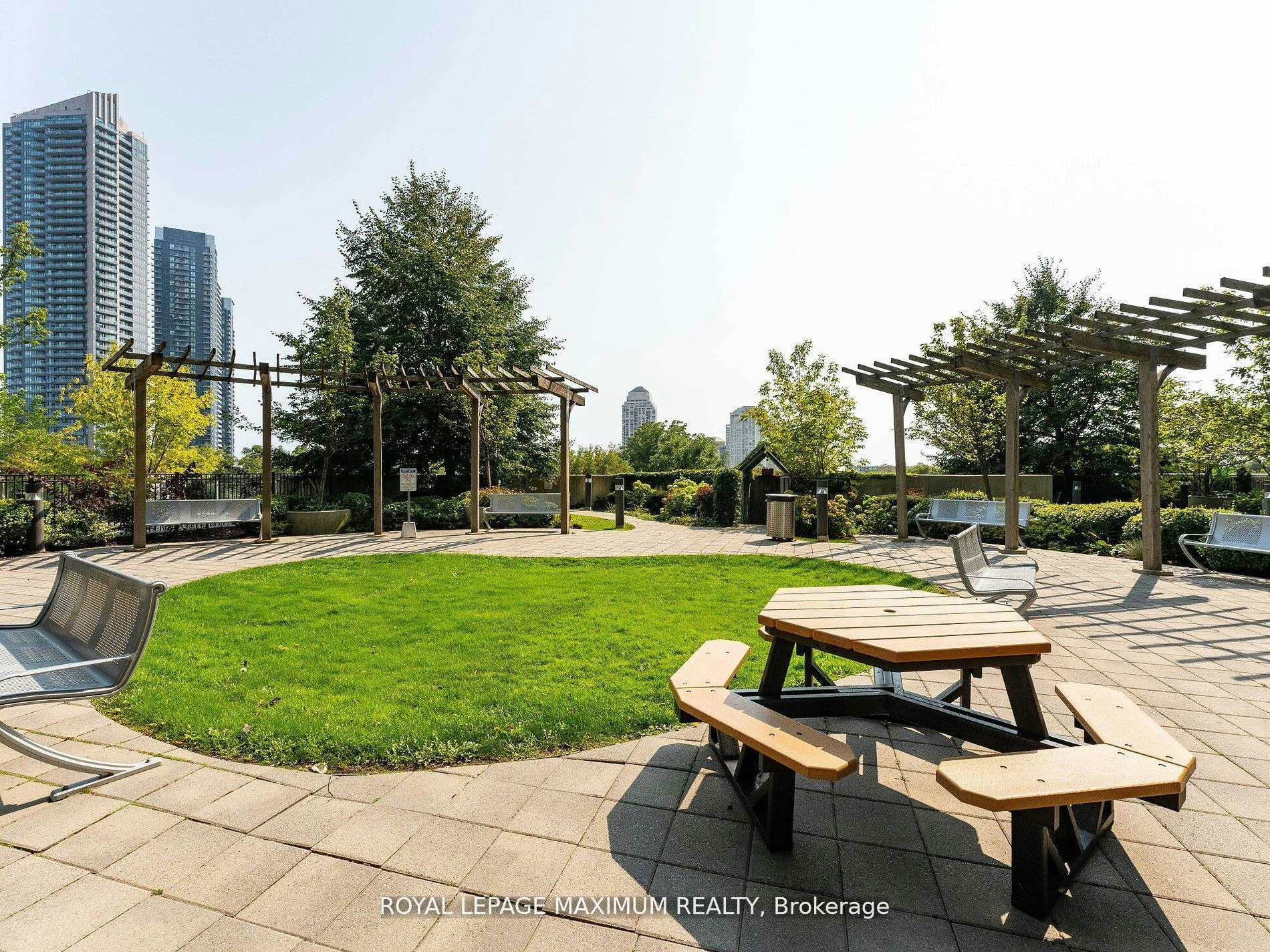 1013-155 Legion Road N, Toronto, ON, M8Y 0A7 - 35