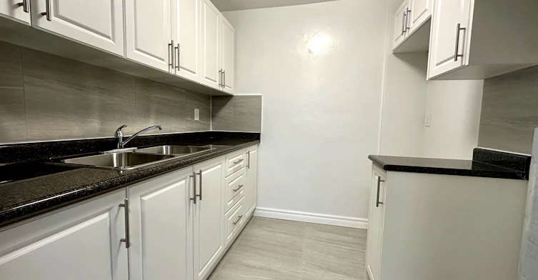 302-363 Lakeshore Road E, Mississauga, ON, L5G 1H7 - 9