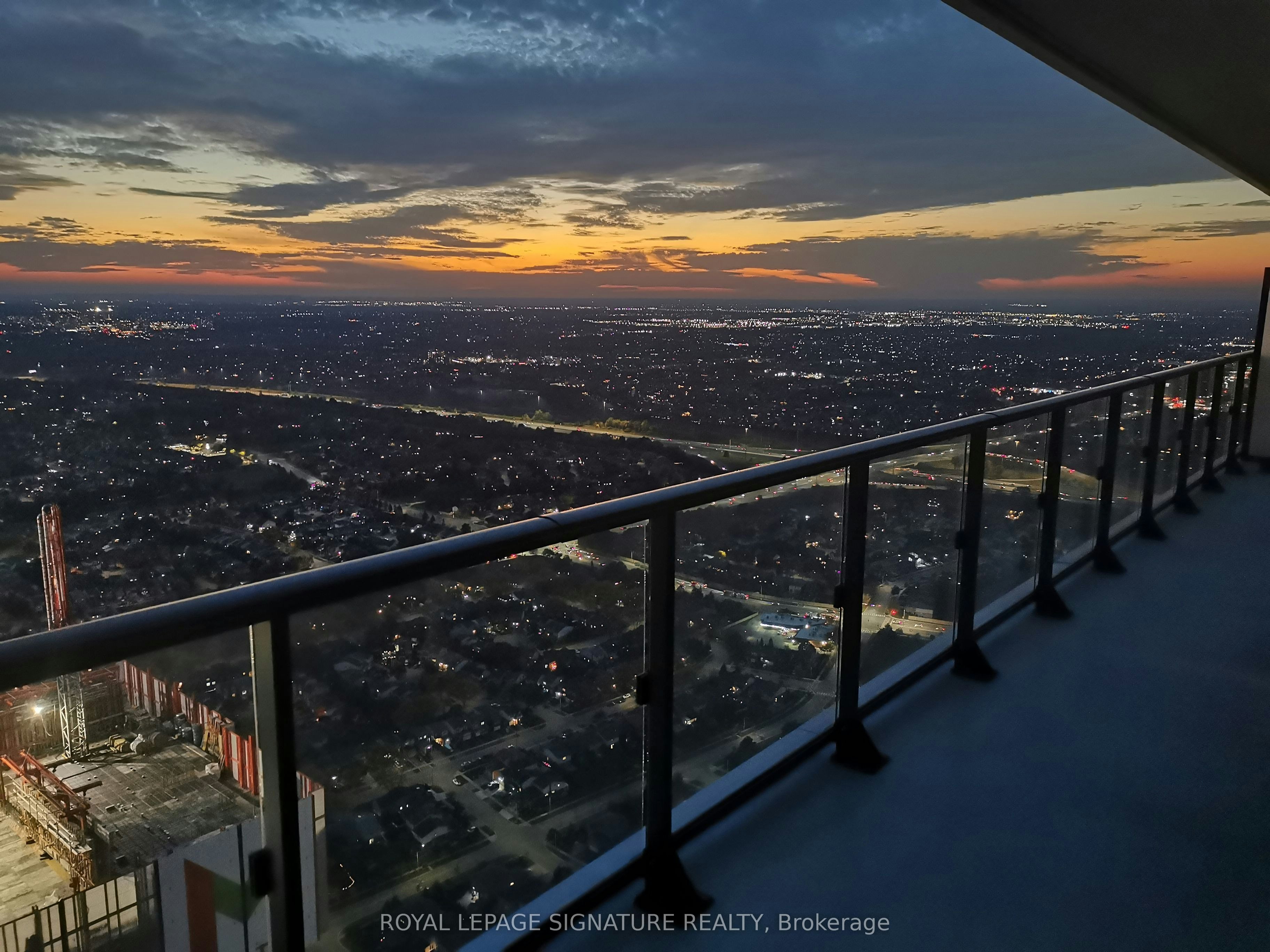 6711-448 Burhamthorpe Road W, Mississauga, ON, L5B 0R4
