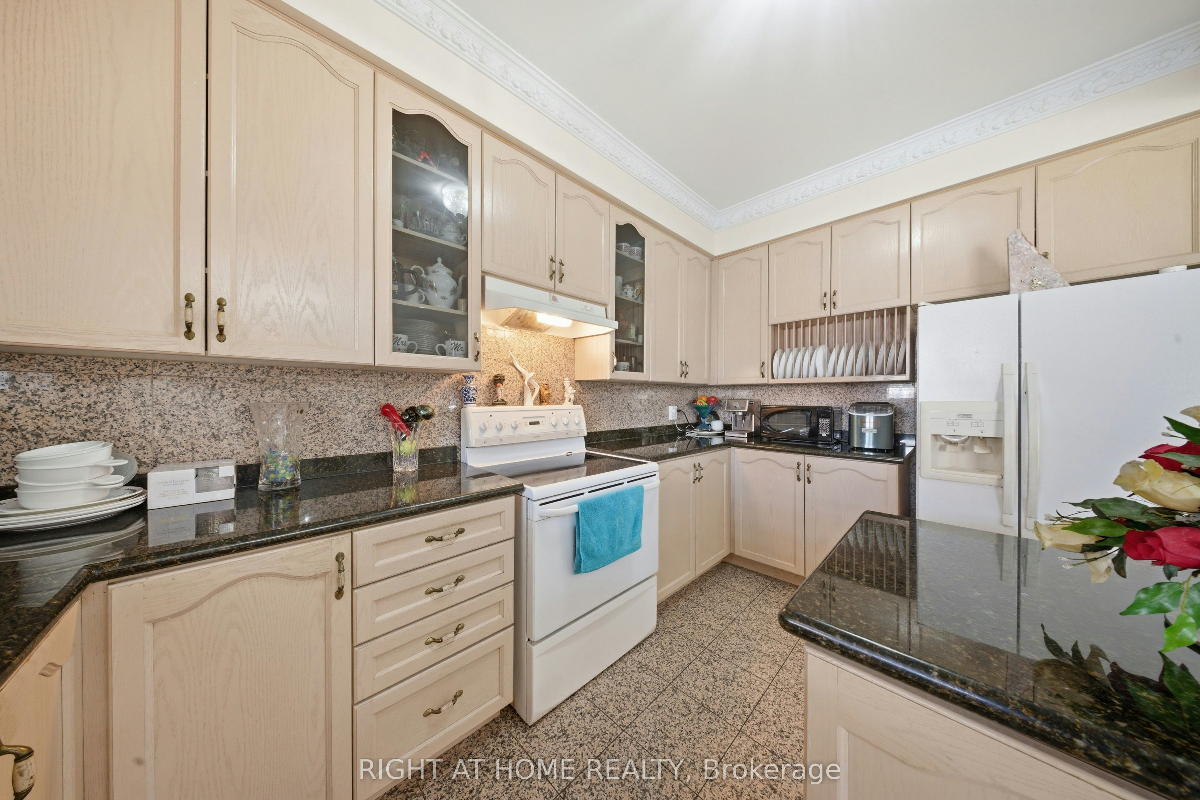 284 Maple Leaf Drive, Toronto, ON, M6L 1P3 - 14