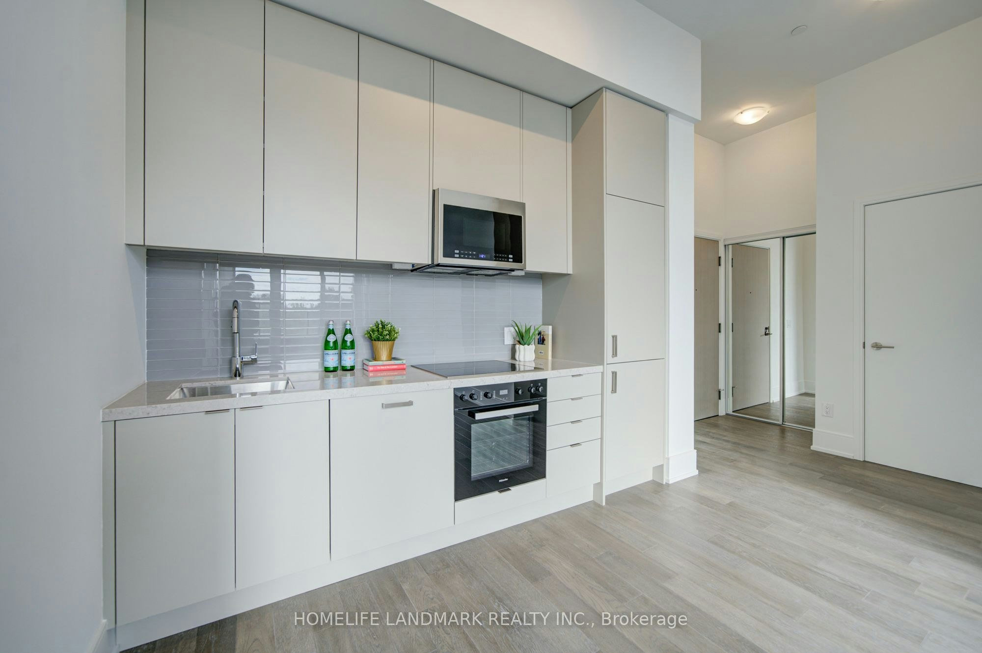213-2450 Bloor Street W, Toronto, ON, M6S 0A9 - 4