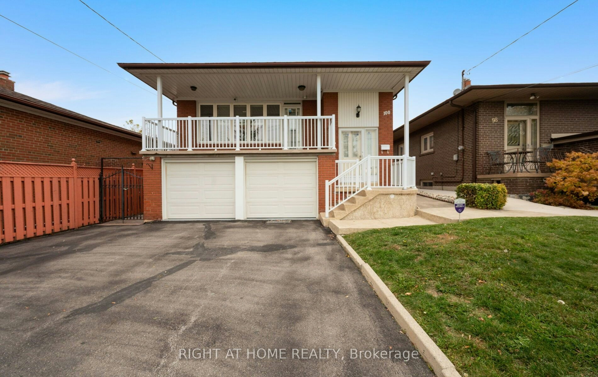 100 Gracefield Avenue, Toronto, ON, M6L 1L1