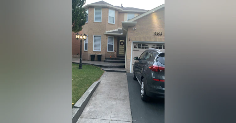 5368 Champlain Trail E, Mississauga, ON, L5R 2Y4