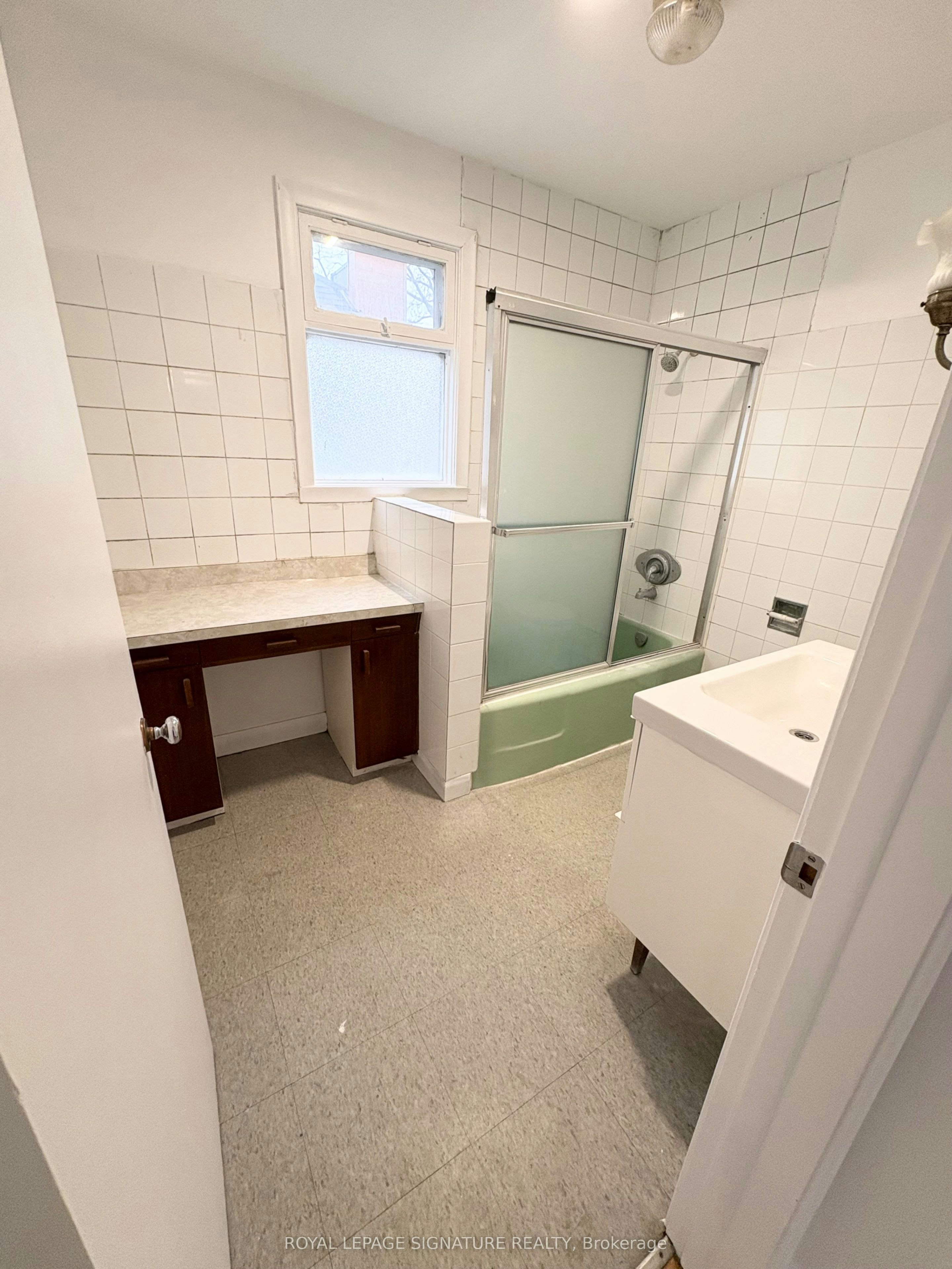 2nd floor-214 Queenslea Avenue, Toronto, ON, M9N 2L6 - 6