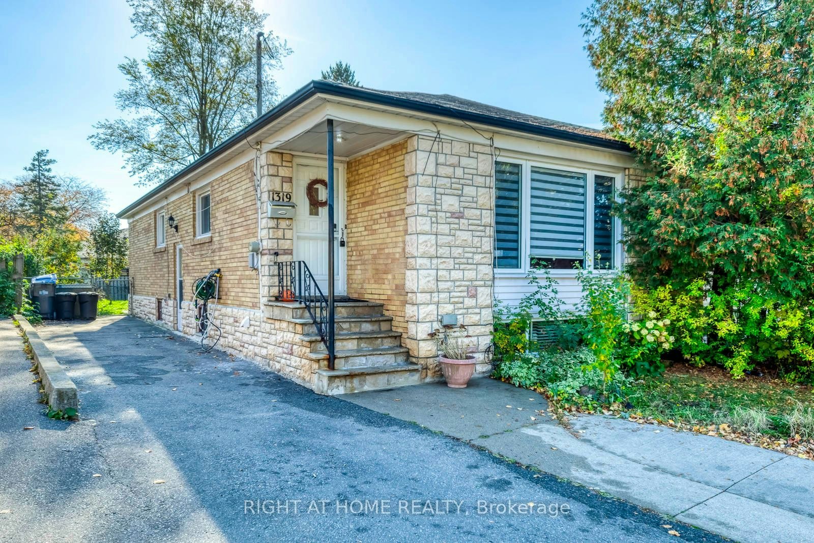 1319 Freeport Drive, Mississauga, ON, L5C 1S5