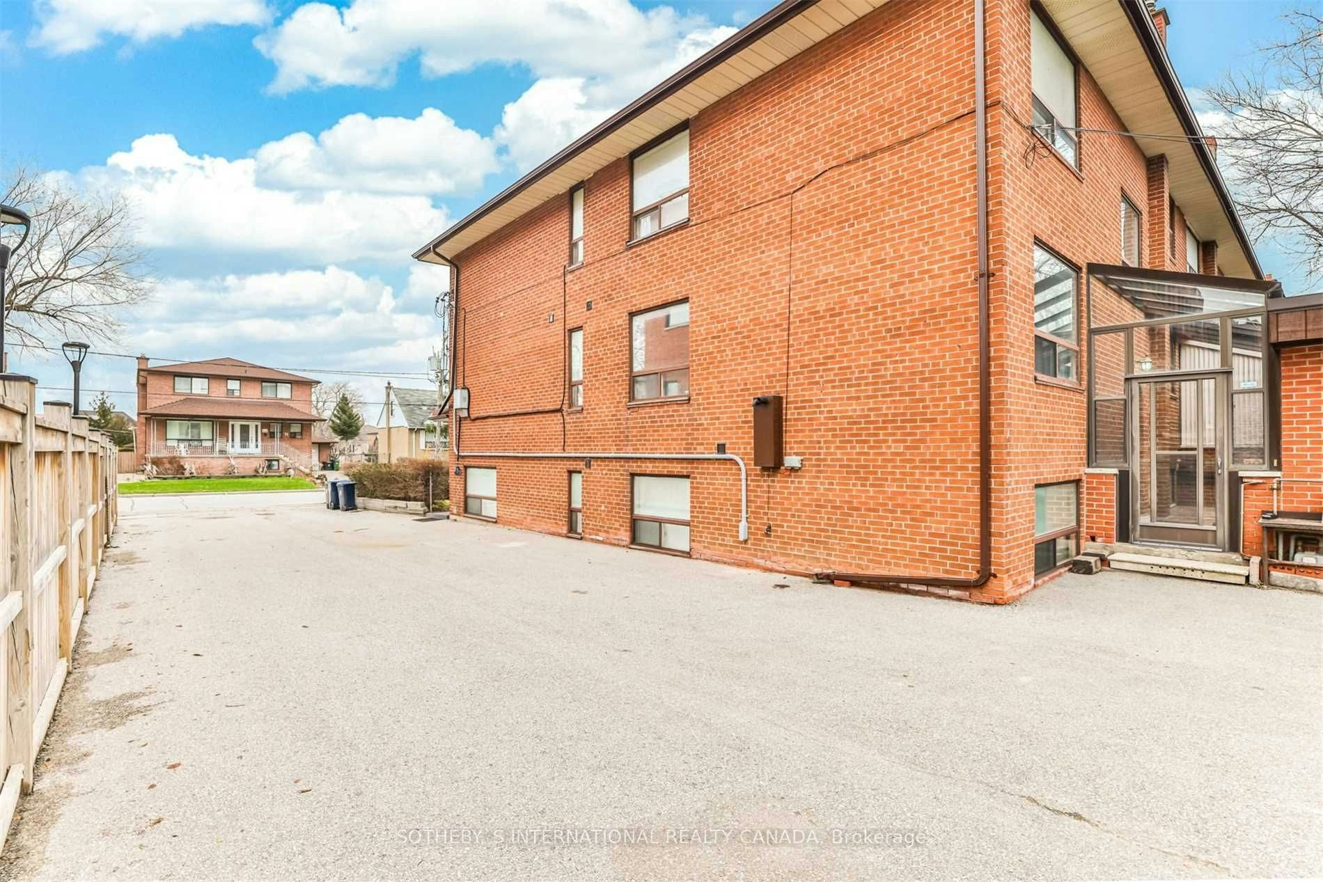 Lower-72 Winston Park Boulevard, Toronto, ON, M3K 1C3 - 19