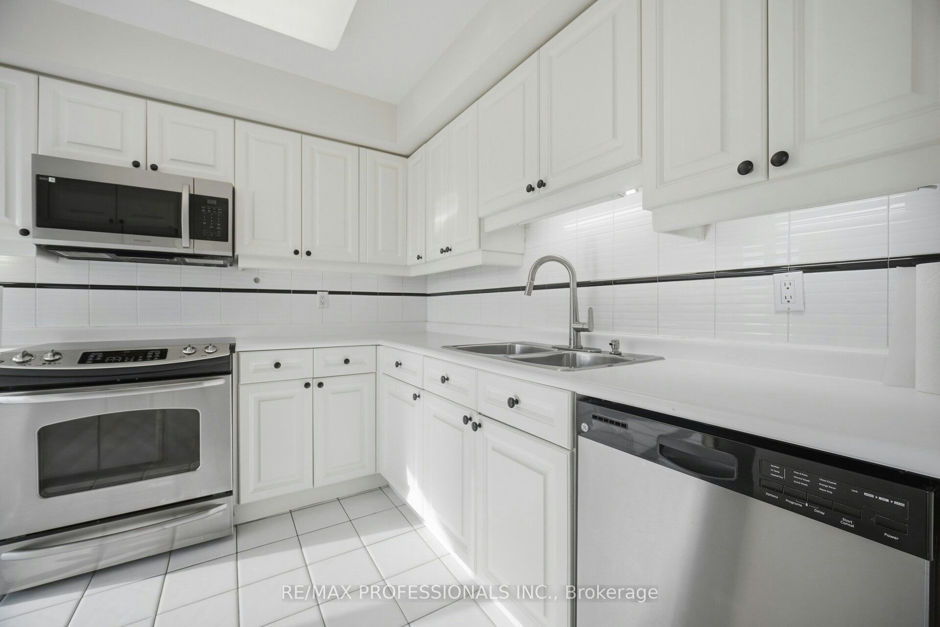 1004-1 Palace Pier Court, Toronto, ON, M8X 0A1 - 12