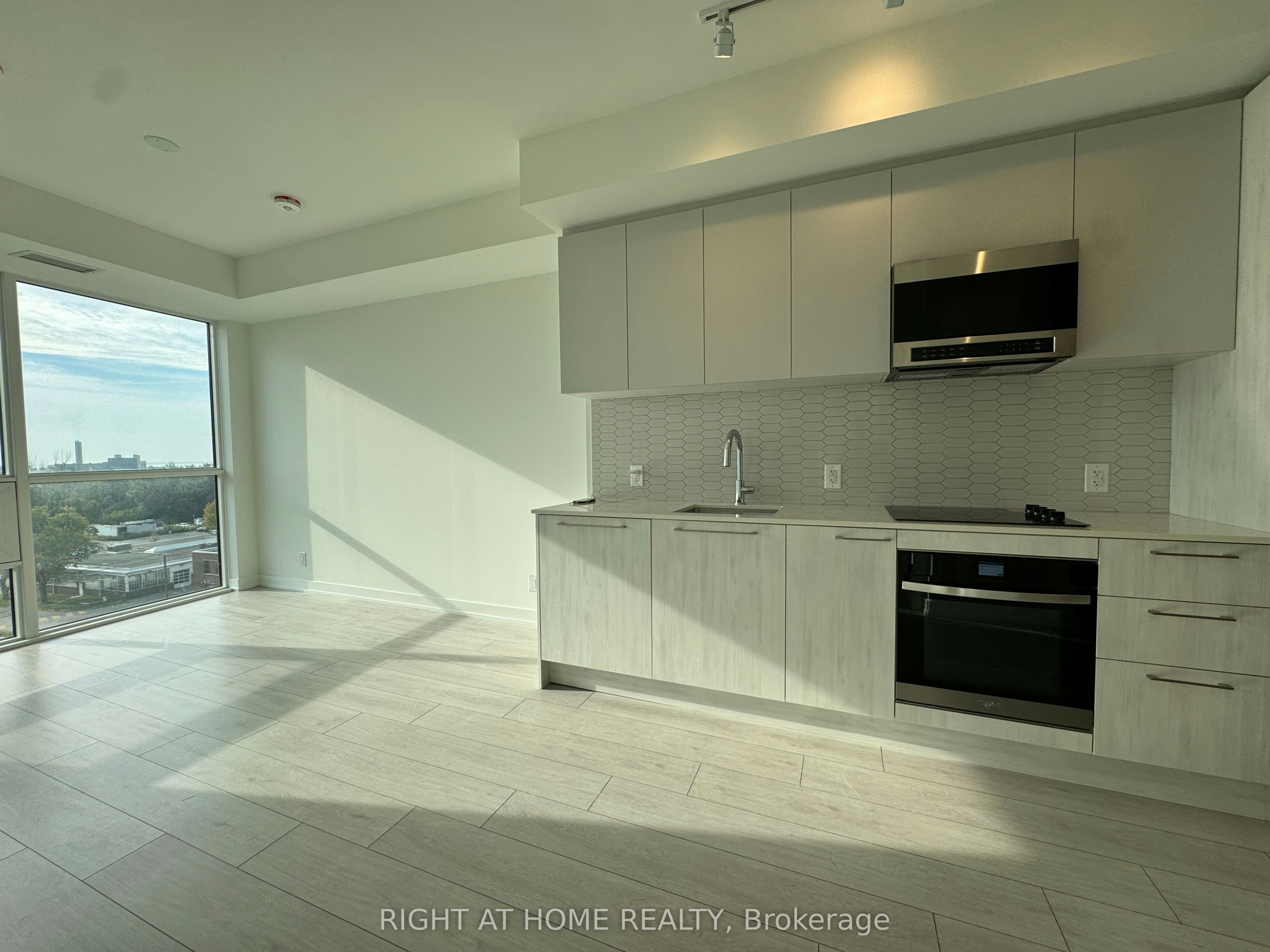 718-1381 Lakeshore Road E, Mississauga, ON, L5E 1G6 - 2