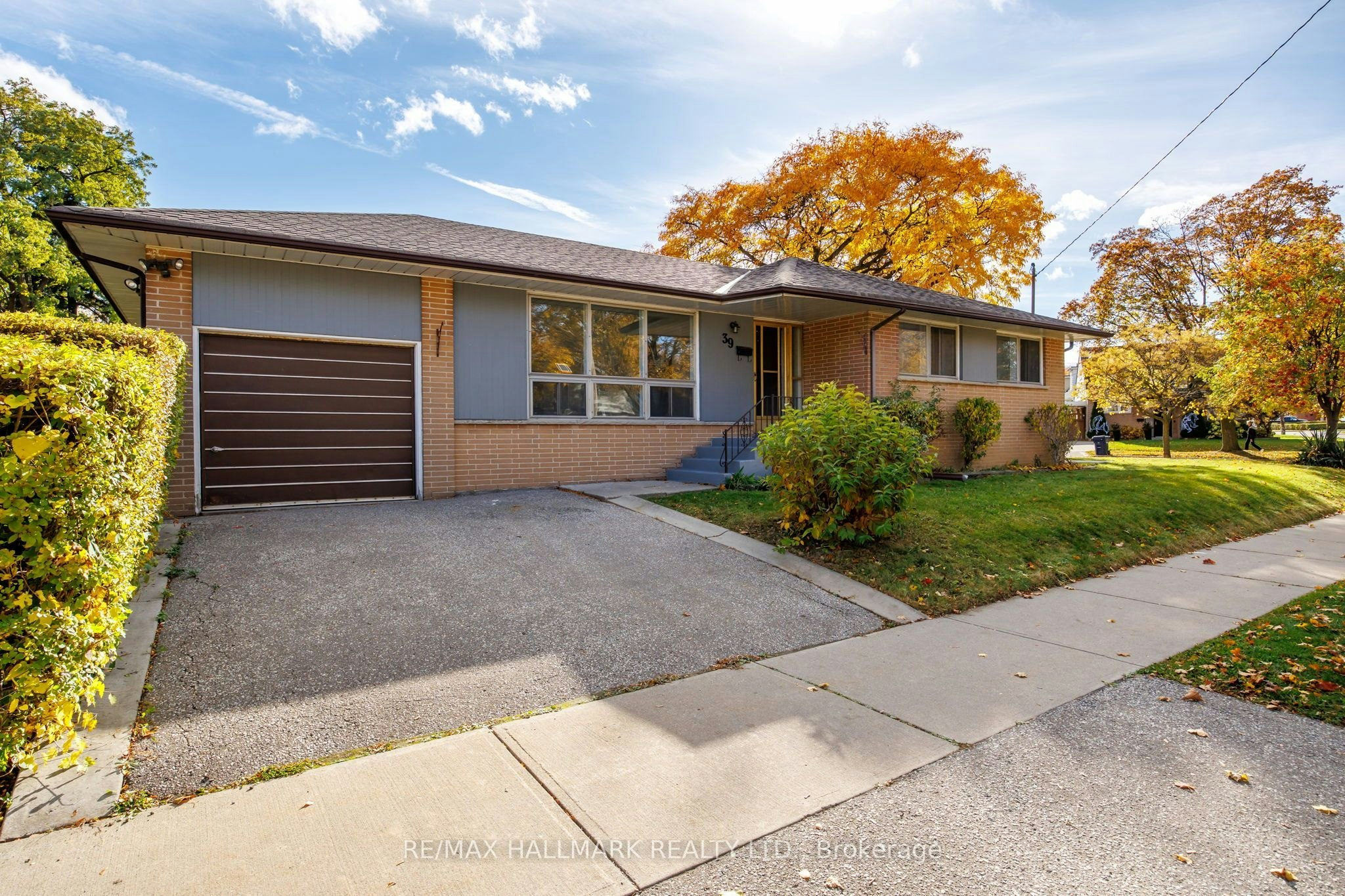 39 Ludstone Drive, Toronto, ON, M9R 2J2