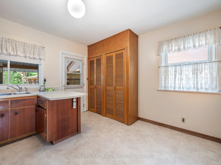 48 Frances Avenue, Toronto, ON, M8Y 3K9 - 7
