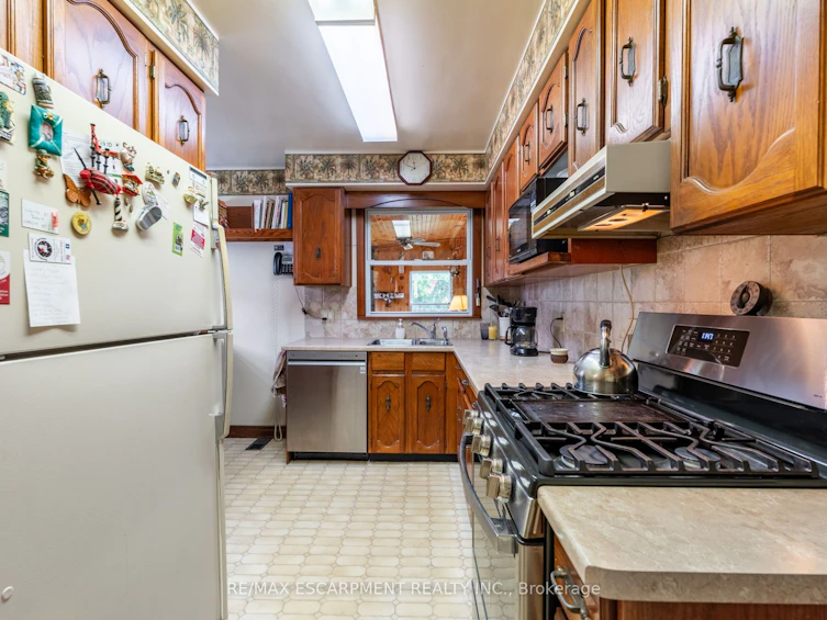 35 Kemp Drive, Hamilton, ON, L9H 2N1 - 11