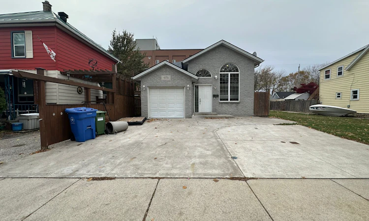 975 Albert Road