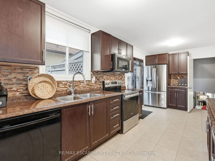 8 Elmore Drive N, Hamilton, ON, L8W 1T6 - 5