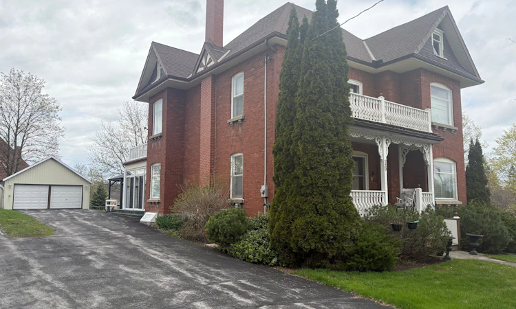 16 Booth Street S