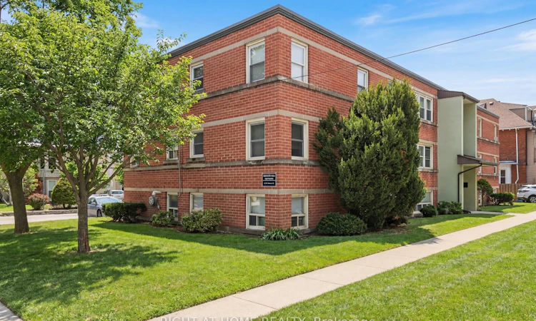 11-223 Macnab Street S
