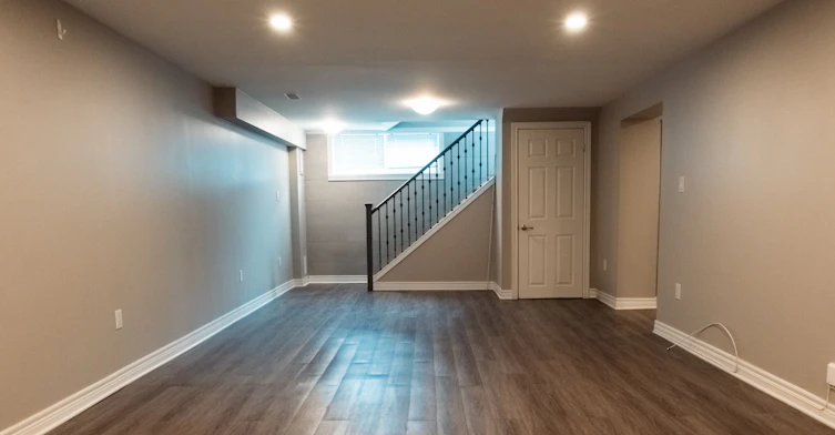 Lower-8 Salmond Court, Hamilton, ON, L8T 2J7 - 2