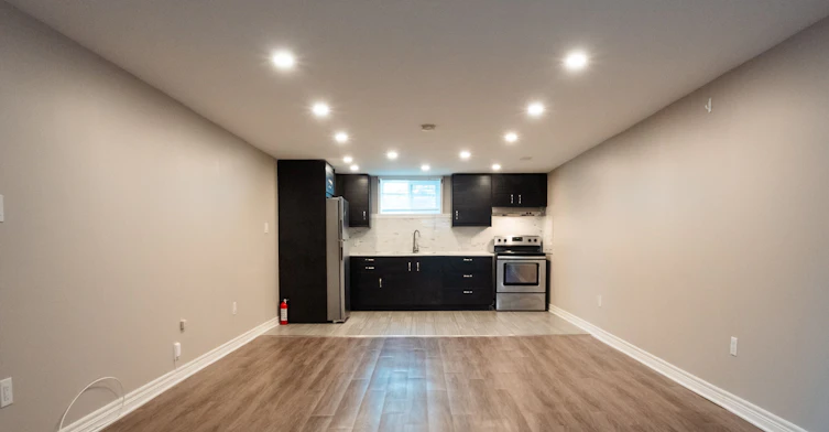 Lower-8 Salmond Court, Hamilton, ON, L8T 2J7 - 3