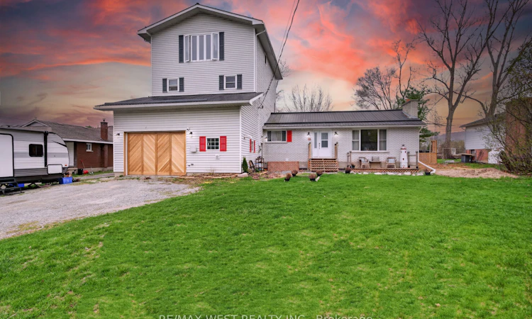 5571 Perth Road Crescent