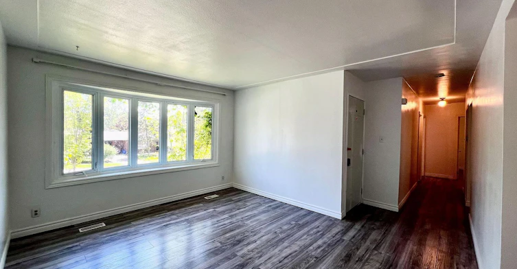 Upper-194 Cedarbrae Avenue, Waterloo, ON, N2L 4S5