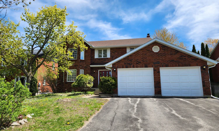 1534 Scollard Crescent