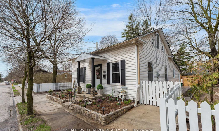 132 Waterloo Street N